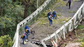 Des sauveteurs sur le pont suspendu qui s'est effondré à Mirepoix-sur-Tarn, près de Toulouse, le 18 novembre 2018 - Eric Cabanis / AFP