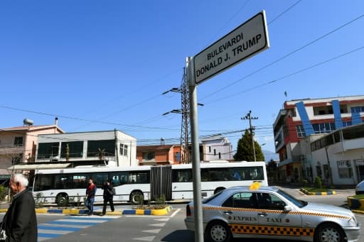 Une plaque indiquant le boulevard Donald J. Trump à Kamza, en Albanie, le 21 mars 2017 Une plaque indiquant le boulevard Donald J. Trump à Kamza, en Albanie, le 21 mars 2017
