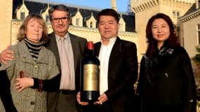 Le vendeur français du Château de La Rivière James Grégoire, et l'acheteur chinois, Lam Kok, accompagnés de leur épouse, le 20 décembre.