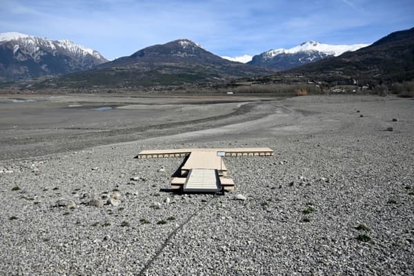 Le lac de Serre-Ponçon, dans les Hautes-Alpes, partiellement à sec le 16 mars 2023