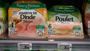 Des produits de la gamme halal de Fleury Michon dans un supermarché Carrefour à Paris.