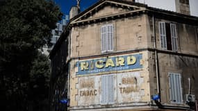 Une publicité pour la marque Ricard peinte sur la façade d'un immeuble marseillais