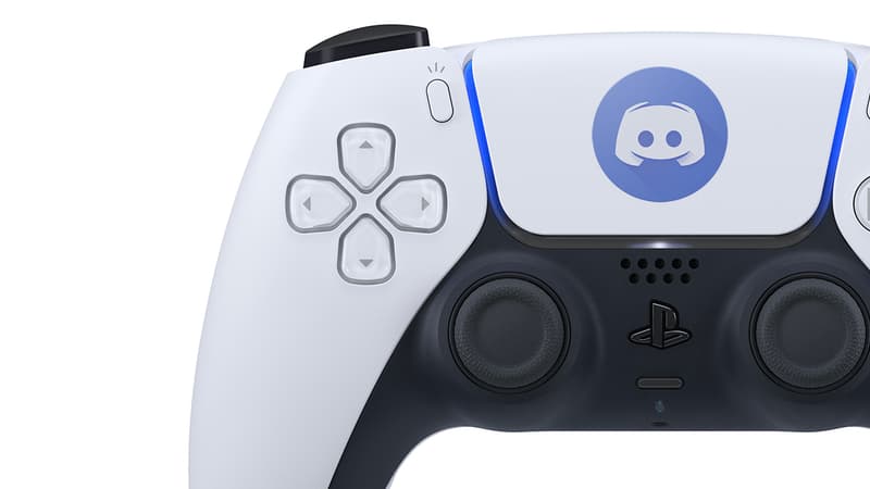Une manette PlayStation 5 avec le logo de Discord (montage)