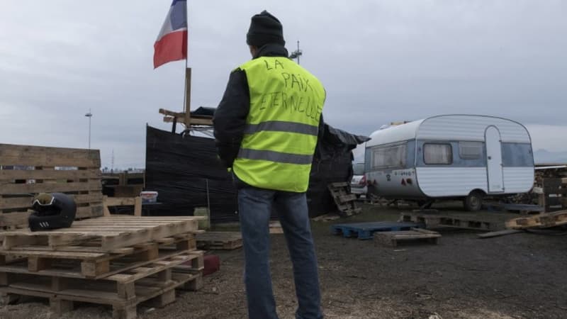 Un gilet jaune sur un rond-point