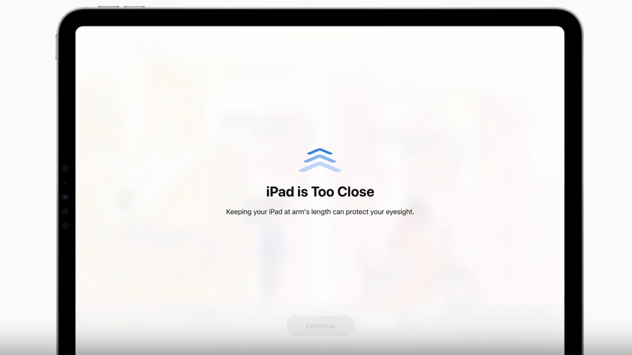 Si l'enfant tient l'iPad trop près de ses yeux, un message apparaîtra sous iPadOS 17 pour l'inciter à reculer pour reprendre son activité