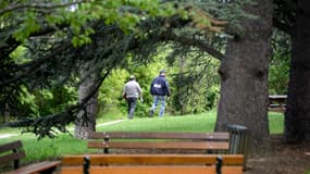 Le garçonnet a tiré à deux reprises, une fois par terre et une fois dans un arbre.