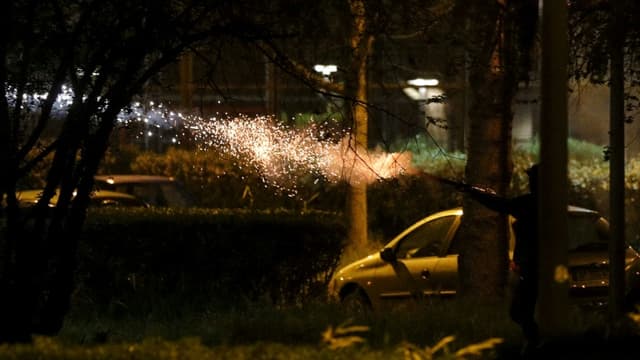 Tirs de mortiers d'artifice à Villeuneve-la-Garenne (Hauts-de-Seine) dans la soirée du 20 avril 2020