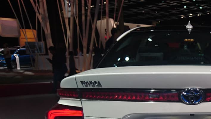 La voiture à hydrogène, la Toyota Mirai, également exposée au Mondial La voiture à hydrogène, la Toyota Mirai, également exposée au Mondial