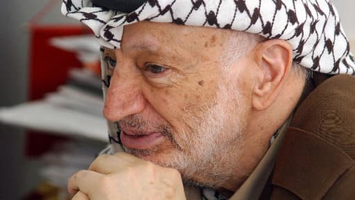 Yasser Arafat, leader palestinien, est mort en France en 2004.