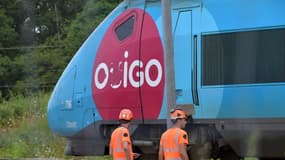Des agents de la SNCF près d'un TGV Ouigo dans la banlieue de Chartres, à Vald'yerre, dans le nord de la France le 26 juillet 2024