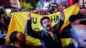 Une manifestation de partisans du non à Istanbul après l'annonce des résultats du référendum le 16 avril 2017
