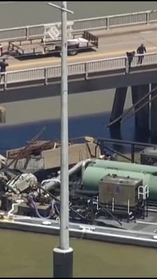 Une barge a percuté un pont au Texas déversant du pétrole dans les eaux 