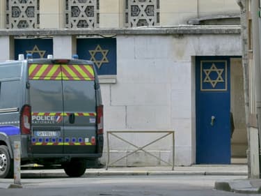 Un véhicule de police devant la synagogue de Rouen, le 17 mai 2024.