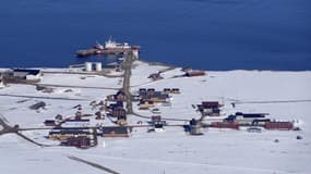 Ancienne colonie minière située à 2.100 km d'Oslo, Ny-Alesund est aujourd'hui un "village scientifique" propriété de la compagnie publique norvégienne Kings Bay et sert de point de départ de nombreuses expéditions vers l'Arctique. /Photo prise le 28 mai 2