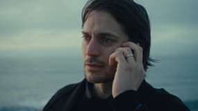 Lucas Bravo (Alexandre) dans la série "Les Saisons", créée par Hélène Duchateau et réalisée par Nicolas Maury. 