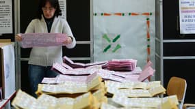 Dépouillement dans un bureau de vote à Rome. La coalition de centre gauche emmenée par Pier Luigi Bersani dispose d'une nette avance à la Chambre des députés mais l'incertitude demeure pour le contrôle du Sénat à l'issue des élections législatives de dima