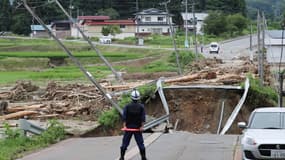 Un pont s'est effondré dans le nord du Japon à cause de pluies torrentielles, dans la nuit du 3 au 4 août 2022.