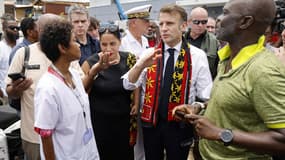 Emmanuel Macron avec des soignants de l'hôpital de Mamoudzou et la députée Liot Estelle Youssouffa à Mayotte le 19 décembre 2024