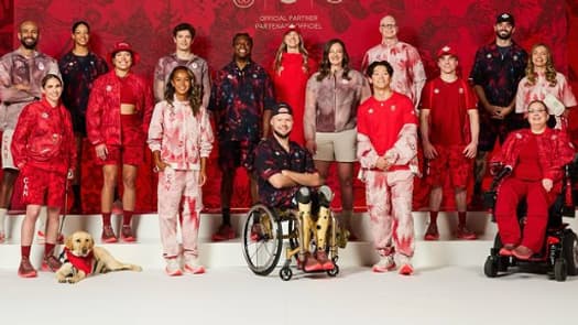 La tenue de la délégation du Canada pour la cérémonie d'ouverture des JO de Paris 2024 La tenue de la délégation du Canada pour la cérémonie d'ouverture des JO de Paris 2024
