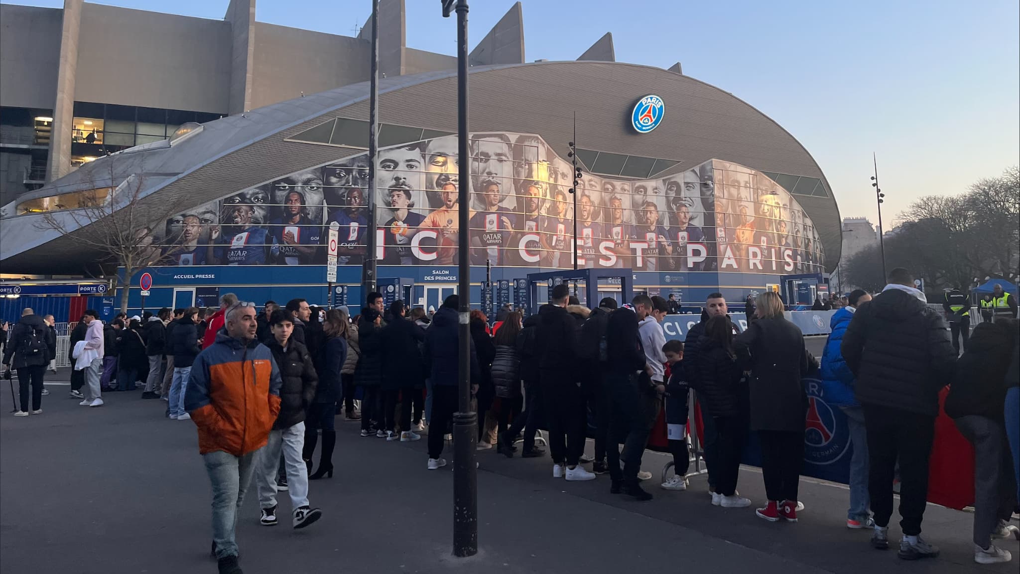Des supporters parisiens devant le Parc des Princes avant PSG-Bayern