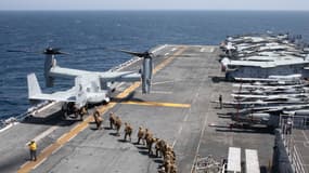 Sur cette photo de l'US Navy, des Marines embarquent dans un V-22 Osprey alors qu'ils mènent des opérations maritimes au large des côtes somaliennes, le 22 décembre 2020.