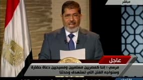 Première allocution télévisée de Mohamed Morsi après la proclamation de sa victoire à l'élection présidentielle en Egypte. Le président élu égyptien Mohamed Morsi, qui était le candidat des Frères musulmans, entame ce lundi la formation d'un gouvernement