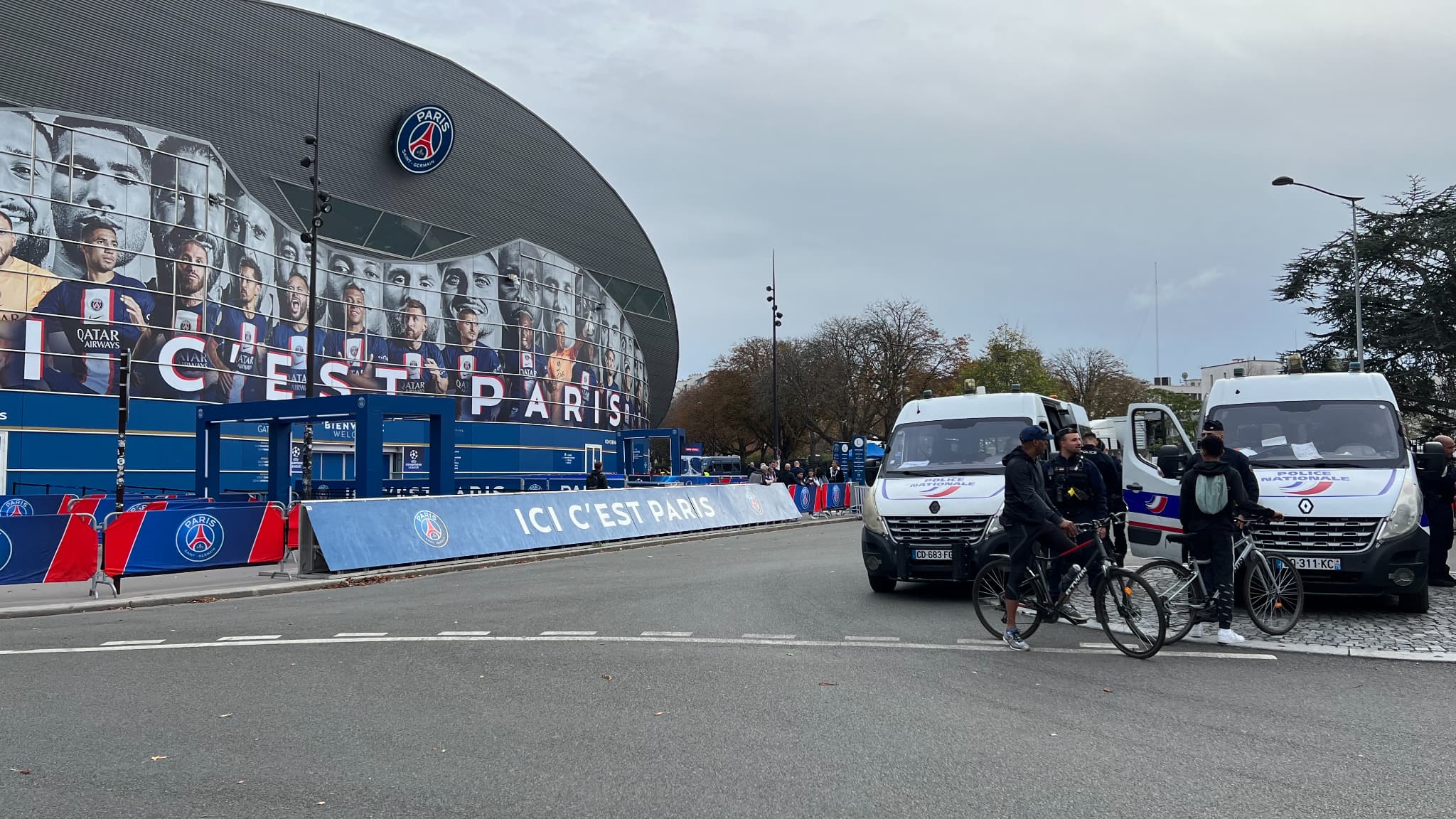 Très forte présence policière autour du Parc des Princes