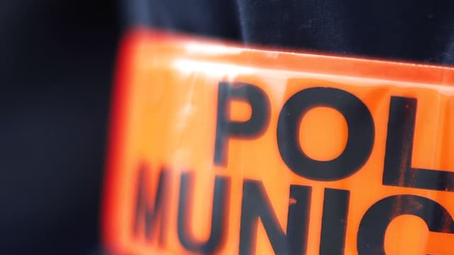 Photo du brassard d'un policier municipal à Nice, le 4 mars 2014.
