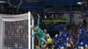 Kepa dévie le ballon dans son but