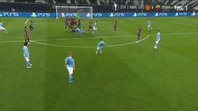 Pour trouver le ballon, regardez entre Kimpembe et Paredes dans le mur