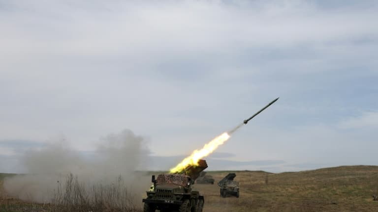 Un lance-roquettes multiple ukrainien BM-21 "Grad" , près de Lugansk (est) le 10 avril 2022 Un lance-roquettes multiple ukrainien BM-21 "Grad" , près de Lugansk (est) le 10 avril 2022
