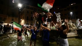 Des supporters italiens célèbrent la victoire de leur équipe à l'Euro sur la Piazza Navona de Rome le 11 juillet 2021