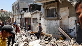 Des habitants constatent les dégâts d'un bombardement dans le centre de la bande de Gaza, le 1er juin 2025