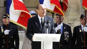 Jacques Chirac prononce un discours en hommage au général d'armée Alain de Boissieu, le 8 avril 2006 à l'Hôtel des Invalides à Paris