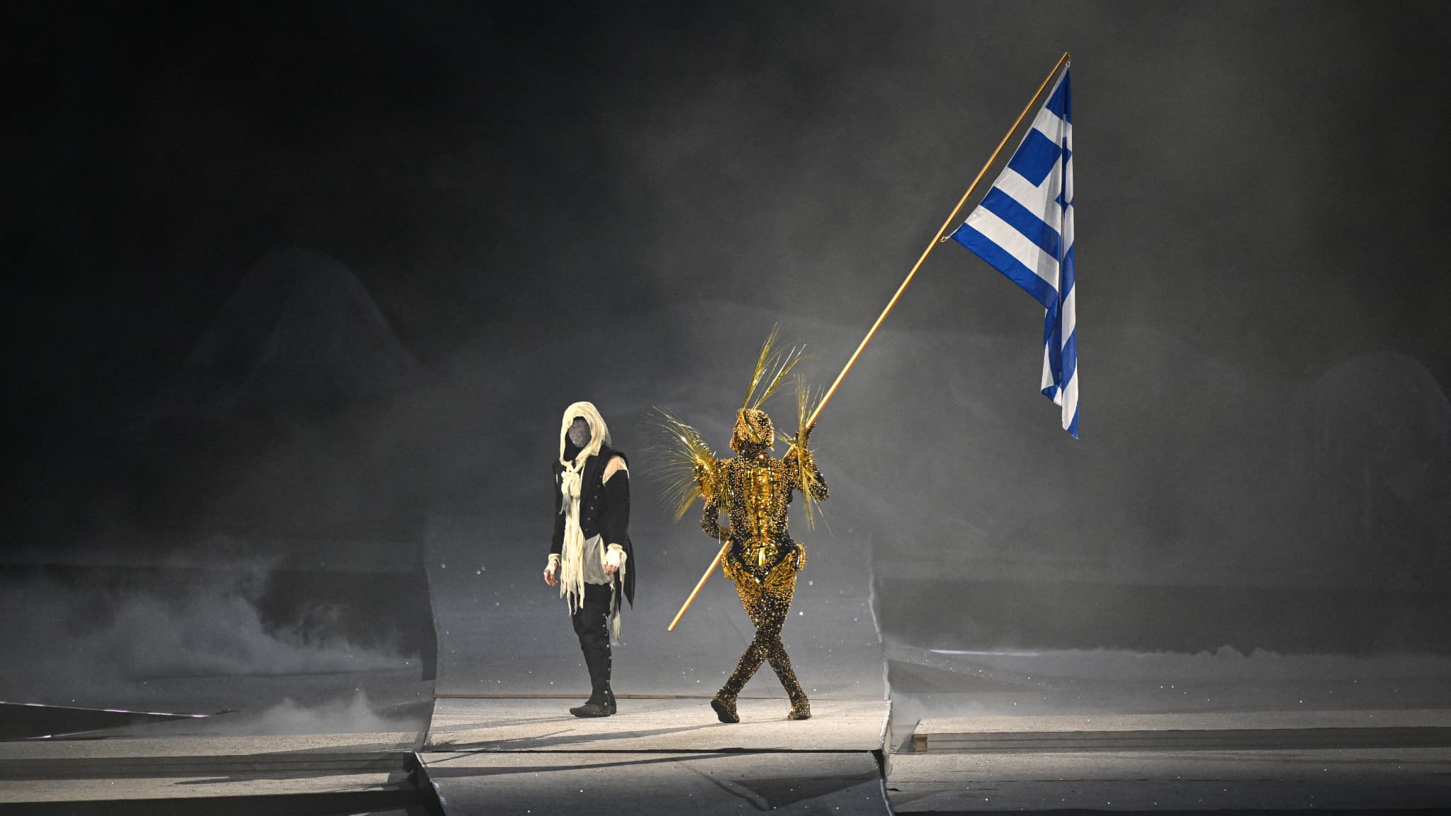Le voyageur doré et l'homme masque lors de la cérémonie de clôture des JO de Paris 2024, 11 août 2024