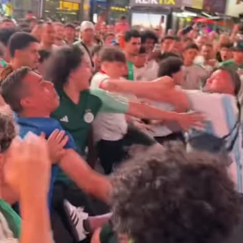 Coupe du monde 2026: des bagarres éclatent entre supporters algériens et argentins à Times Square