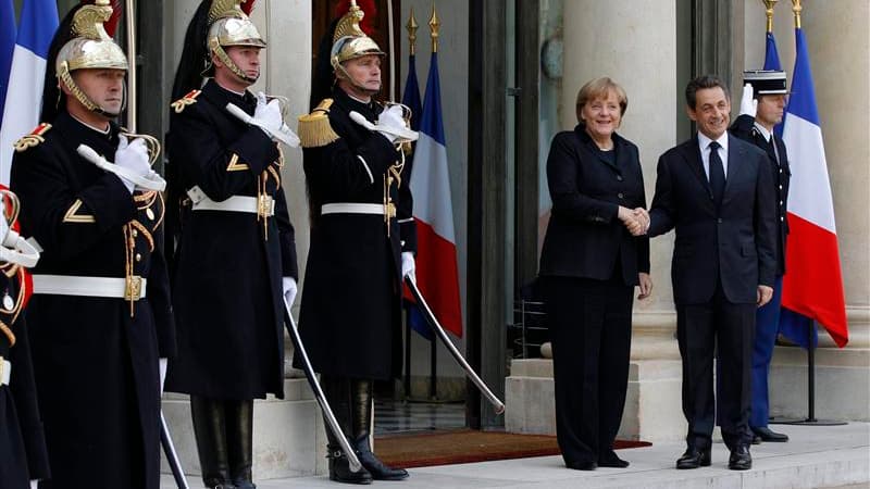 Nicolas Sarkozy a conclu avec Angela Merkel un accord complet sur la gestion des crises dans la zone euro qui sera soumis aux autres dirigeants des Vingt-Sept au Conseil européen qui s'ouvre jeudi à Bruxelles. /Photo prise le 5 décembre 2011/REUTERS/John