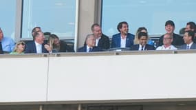 John Textor (à gauche) et Nasser Al-Khelaïfi (à droite) assitent au match Botafogo-PSG (1-0, Coupe du monde des clubs), le 19 juin 2025
