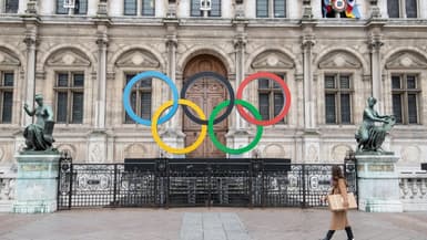 Les anneaux olympiques sont exposés devant la mairie de Paris pour célébrer les Jeux olympiques 2024, le 13 mars 2023
