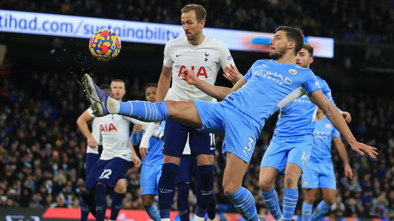 Ruben Dias devant Harry Kane, lors de Manchester city-Tottenham le 19 février 2022
