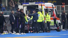 Sorti sur civière après une chute effrayante au milieu de la pelouse de Vérone, ce dimanche, l'attaquant de la Fiorentina, Moïse Kean a été emmené à l'hôpital pour réaliser une série d'examens.