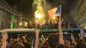 Les supporters ont fêté la victoire des Bleus jusque sur les bus parisiens.