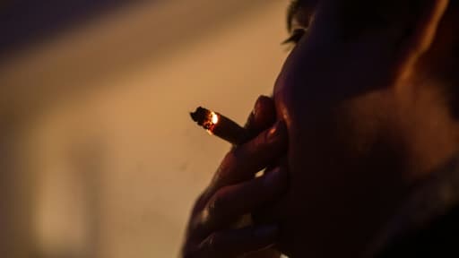 Fumeur de cannabis, le 23 mars, à Los Angeles