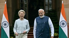 La présidente de la Commission européenne, Ursula von der Leyen (à gauche), s'entretient avec le Premier ministre indien Narendra Modi avant leur rencontre à Hyderabad House, à New Delhi, le 28 février 2025.