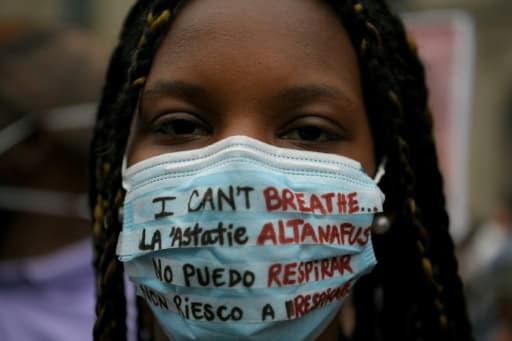 Une manifestante pour dénoncer le racisme, le 7 juin 2020 à Barcelone Une manifestante pour dénoncer le racisme, le 7 juin 2020 à Barcelone