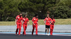 Sebastian Vettel et ses membres du staff de Ferrari, lors du GP de France 2018