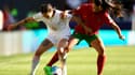 La milieu de terrain de la Suisse Geraldine Reuteler (G) s'oppose à la défenseuse du Portugal Catarina Amado (D) pendant le match de football du groupe C de l'UEFA Women's Euro 2022 entre le Portugal et la Suisse, le 9 juillet 2022.