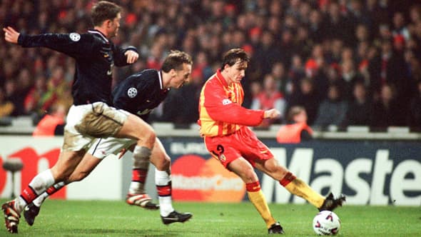Vladimir Smicer tire lors du match de Ligue des champions Arsenal-Lens (0-1), le 25 novembre 1998