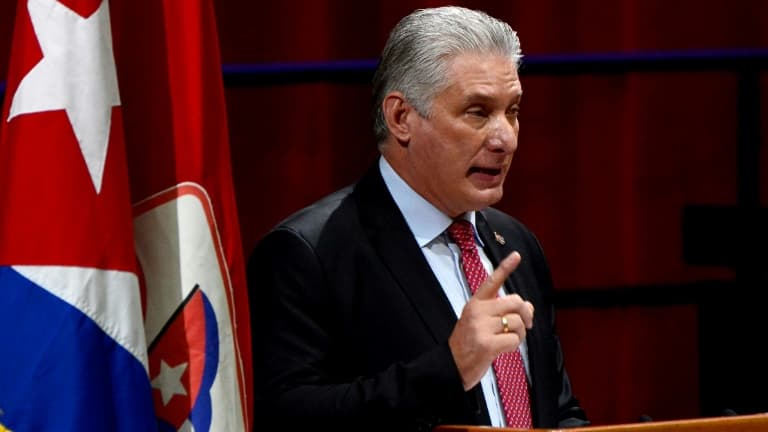 Le président cubain Miguel Diaz-Canel, à la tribune du Congrès du Parti communiste cubain, à la Havane le 19 avril 2021