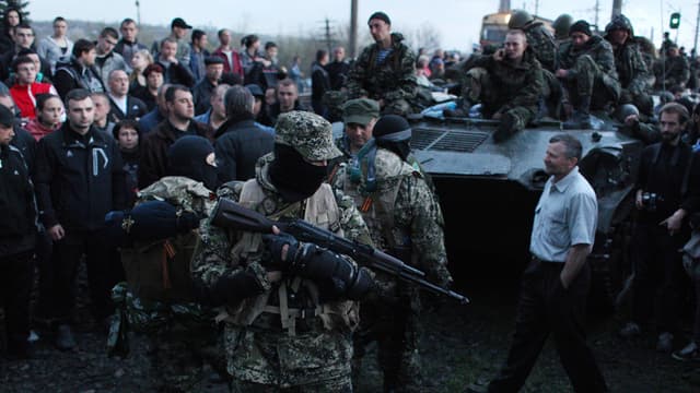 Des activistes pro-russes bloquent une colonne de blindés ukrainiens, le 16 avril, à Kramatorsk, dans l'Est de l'Ukraine.